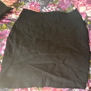 Svart kjol - Säljer en stilren svart kjol som passar perfekt för både vardag och fest. Kjolen har en enkel design och är gjord i ett bekvämt material. Perfekt att matcha med en färgglad topp eller en elegant blus.Den är lite skrynklig men kommer att fixa de❤️