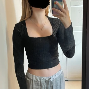 Svart topp - Säljer den söta svart topp från SHEIN, aldrig använda så nyskick och passar dig som har XXS/XS. Mjukt tyget utsidan☺️