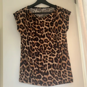 Leopardmönster t-shirt  - Har aldrig blivit använd i helt nytt skick 