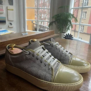 Lanvin Cap Toe  -  Dessa endast använda ett fåtal gånger och är i mycket bra skick. Nypris 4000 kr och med tanke på att jag inte har box och att de är ganska använda så blir detta ett rimligt pris . Skriv för fler frågor! 