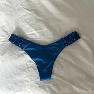 Calzedonia bikini underdel  - Såå snygg Calzedonia bikini underdel! Storlek S men lite liten i storleken!💞💞
