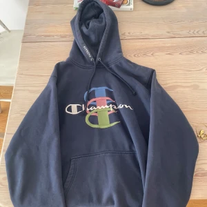 Champion x Supreme Hoodie - Champion X supreme hoodie Knappt använd pga för lite storlek för mig, inga defekter utan bra skick.