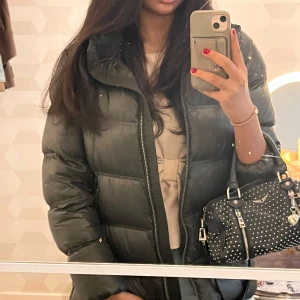 Massimo dutti jacka  - Säljer den här fina jackan från Massimo dutti. Inga defekter eller tecken på användning överhuvudtaget, luva medföljer. Nypris 2000, INGA PRISFÖRSLAG 