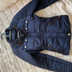 Gina tricot jacka - Marinblå jacka från Gina tricot. Köpte den i strl 40 för ha den oversized och de blev snyggt. Praktiskt med fickorna. Inte jättetjock jacka men håller värmen bra. Även vattentålig.