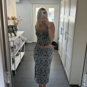 Zebra kjol med topp - Helt nytt set från object. Aldrig använt med prislappar kvar  Nypris 760kr
