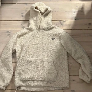 Sweet sktbs hoodie - Sweet sktbs hoodie i teddy material, oversized, storlek XS men sitter mer som M. Någolunda använd men inga defekter bortsett från att min katt tuggat på snörena i midjan man kan justera med. (Skriv om ni vill ha bild på det)