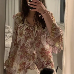 Blus - Säljer denna jätte fina populära blus från zara💕