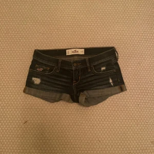 Lågmidjade hollister shorts  - Säljer dessa Lågmidjade hollister shorts💕Hör av er vid fler frågor