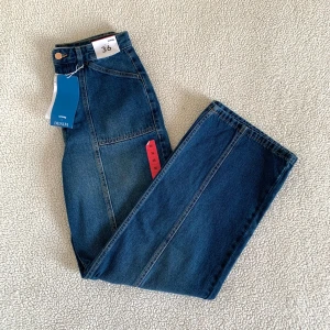 Sinsay blåa raka jeans - Supersnygga blåa jeans från Märket Sinsay. Nya med prislappar. Storlek 36.