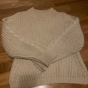 Stickad zara tröja - Fin beige tröja med detaljer på ärmarna 💕från zara i storlek L men sitter mer som S/M