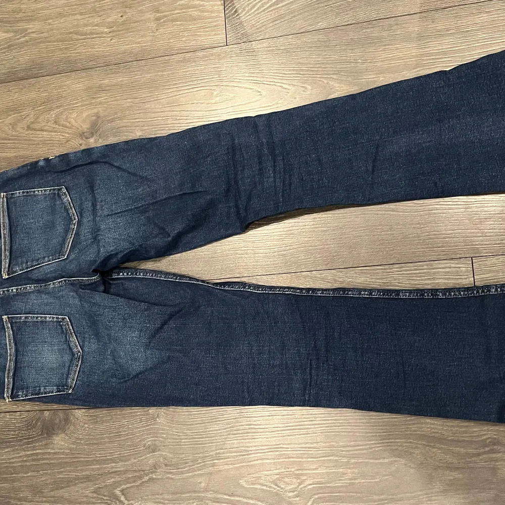 Jeans från Gina, använda typ 2 gånger så därmed väldigt fina och som nya. Är i storlek 164 men skulle säga att de sitter som en S, jag är även 168 och tycker dom är bra längd.. Jeans & Byxor.