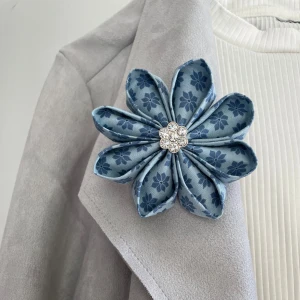 Brosch  - Handgjord brosch med Swarovskikristall