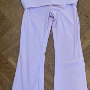 Rosa yoga byxor  -  Super gulliga rosa yoga byxor, säljer då de inte används. Man såg inte färgen så bra på första bilden men man ser bättre på andra. Storlek S men passar nog bra i M också. Pris går att diskuteras