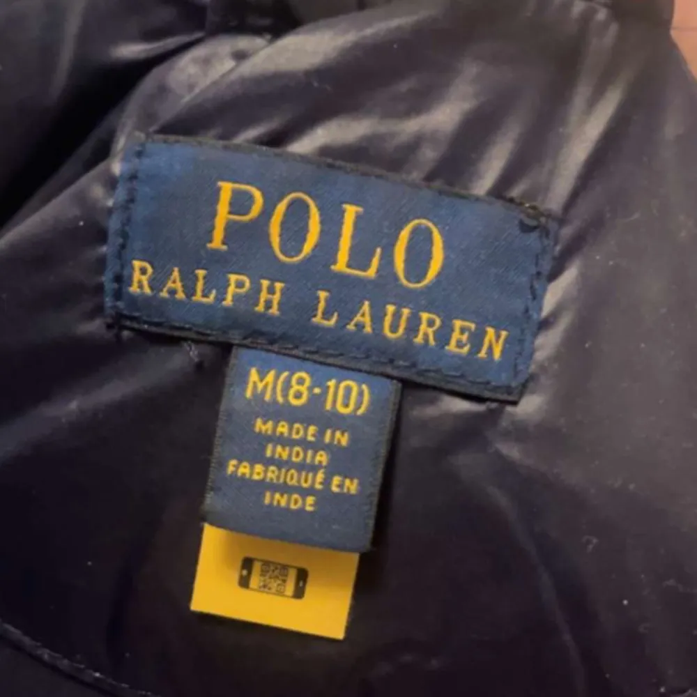 Jag säljer en Ralph lauren vinter jacka då den har blivit för liten, det finns en lite defekt på ena ärmen, skriv för mer info🥰. Jackor.