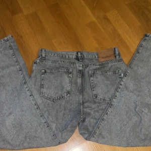 Woodbird Jeans - Riktigt schyssta woodbird jeans. En av bältesflärparna har tyvärr gått sönder men det kan man lätt fixa. Använder inte så mycket längre därför säljer jag de. Vid några frågar så är det bara att fråga. Pris kan möjligtvis diskuteras:) W31 L30