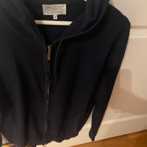 Kashmir Hoodie - Väldigt bra kvalite, blivit för liten tyvärr. Skulle säga att den även passar S