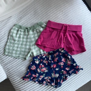Kit med tre stycken mjukisshorts/pyjamasshorts - Ett kit med tre stycken mjukisshorts/pyjamasshorts. Passar XS/S.   Gröna shorts: storlek 164 cm. Passar XS.   Blommiga shorts. Storlek S. Några sömmar gått upp längst ner. Se bild.   Rosa shorts. Från Puma, en liten tråd har släppt. Storlek S. 