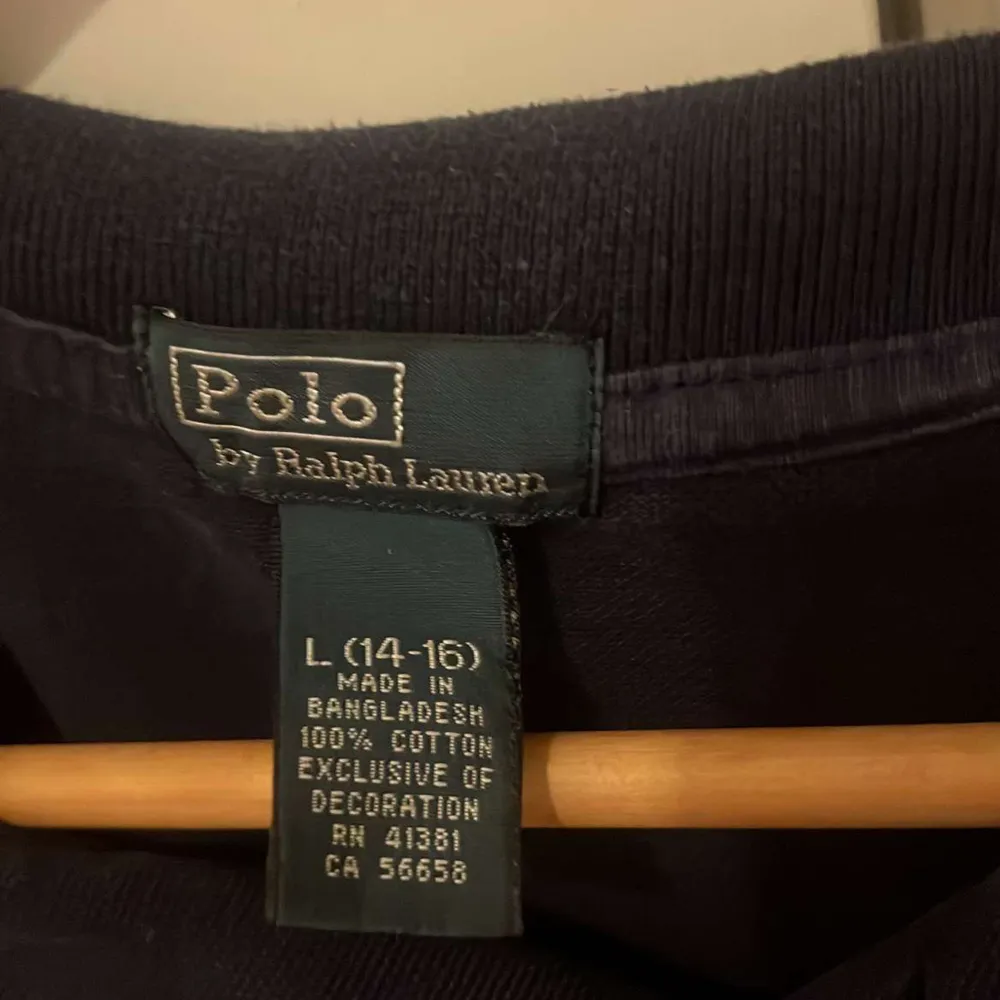 Säljer min mörkblåa Ralph lauren pike pga av att den har blivit för liten. De e i rätt bra skick 8/10 och passar xs/s.  Pris kan diskuteras vid snabb affär. T-shirts.