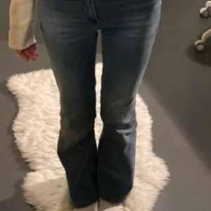 MÖRKBLÅ JEANS - säljer mörkblå jeans 🤗