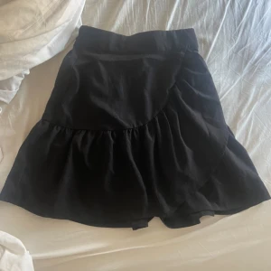 Kjol  - Jättesöt volangkjol från Lindex, inga defekter eller liknande, säljer då den är för liten💕