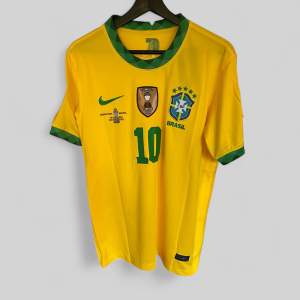 Brazil Home Kit 2020/21 Neymar Jr Small  Med tags Final tröja Brasilien-Argentina 2021 Finns ett litet märke vid patchen