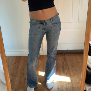 Lågmidjade vintage jeans  - Midjemått( rätt över): 40cm  Inerbenslängd: 80cm   Köp dem via ”KÖP NU” eller Swish  Modellen är 170 cm, inga defekter 💕 