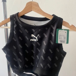 Puma träningstopp  - Säljer en tränings cropped topp från PUMA! Den är siden aktig material med öppen resårband under brösten. Aldrig använd och är i väldigt gott skick. Prislappen är också på. Storlek S! Förra priset: 399. MITT pris: 150 + frakt! Skriv för intresse! :) 