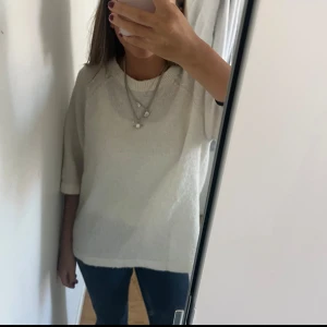 Sticksd trekvartsärmad T-shirt  - Så fin trekvartsärmad stickad T-shirt, den är nopprig därav priset💗