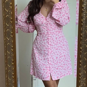 Klänning - Säljer min rosa midsommar klänning! Endast använd en gång, sommrig och blommig! 🩷