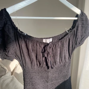 Svart kort klänning - Går att ha både off shoulder och ”vanligt”