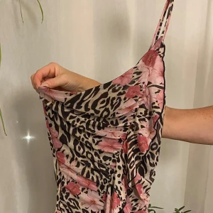 Mango klänning  - Säljer min klänning från Mango då jag aldrig har använt den, i storlek S💕