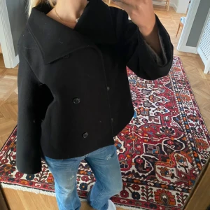 Kappa - Jäääättesnygg svart kappa som funkar både till höst och till vår och som går ihop med alla kläder!!!❤️‍🔥🍁 Säljer då jag har för många kappor 