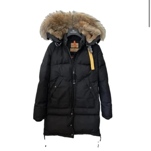 Parajumper long bear dam  - Parajumper long bear dam storlek small  Okej skick lånade bilder men kan skicka fler vid önskan, kan gå ner i pris 