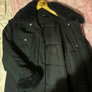 Höst jacka - Super mysig och varm jacka! Köpt second hand i våras/vintras men fortfarande fint skick!🥰