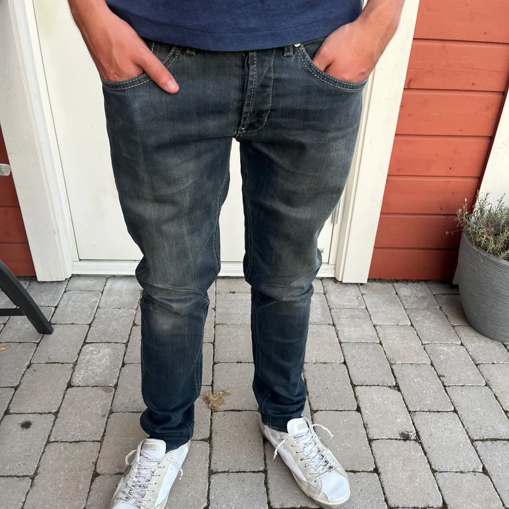 Hej! Vi säljer nu dessa väldigt snygga Dondup jeansen | i storlek 33 | skick 9/10 | inga difekter | jeansen säljs nu för endast 799kr! | Jeansen sitter slim fit |  modellen är 181cm | fraktar via postnord insta box. Skriv vid minsta fundering⭐️. Jeans & Byxor.