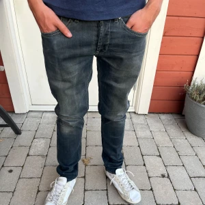 Dondup Jeans - Hej! Vi säljer nu dessa väldigt snygga Dondup jeansen | i storlek 33 | skick 9/10 | inga difekter | jeansen säljs nu för endast 799kr! | Jeansen sitter slim fit |  modellen är 181cm | fraktar via postnord insta box. Skriv vid minsta fundering⭐️