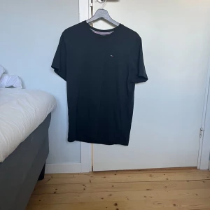 Tommy hilfiger t-shirt - Säljer en ny Tommy Hilfiger t-shirt som knappt är använd. Skriv för fler bilder. Den är väldigt mörkgrön, nästintill svart.