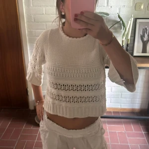 Topp mango - Jättefin virkad topp från mango, den är i väldigt bra skick o inga defekter alls, tycker denna är så så fin men säljer vidare då den inte är helt min storlek tyvärr o därav är bilderna ej mina💗