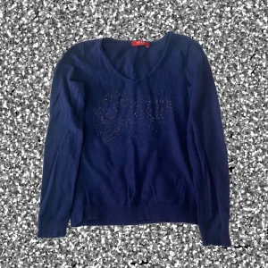 Guess tröja - Guess tröja i helt okej skick. Diamanterna har ramlat av, annars är den i bra skick. Den är använd också! Storlek xs. Kontakta om du har frågor eller om du vill köpa❤️