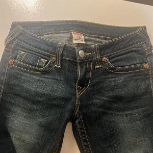 Jeans - Super snygga true religion jeans. Jag köpte dom för 1300kr men säljer dom nu för 900kr. Dom är i super bra skick och har bara använts några få gånger.