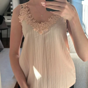 Gulligt linne - Jättegulligt ljusrosa linne med blommig spets💕 Aldrig använd! Bara testad