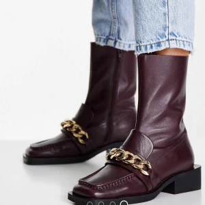 Leather loafer boot with chain. - They have been used very little, so they look completely new . They have no defects or anything else.