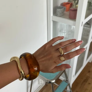 ARMBAND  - Säljer det bruna armbandet/bangle! 🤎 Så himla fint, lite större modell. 