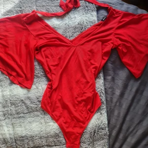 Röd Body - En röd body från bubbelroom i storlek M. Knappt använt så väldigt bra skick