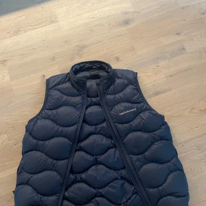Peak performance väst - Marinblå peak bäst i bra skick  Storlek 160