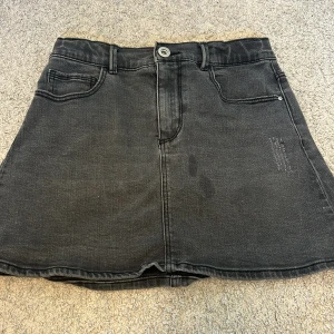 Jenaskjol - Jätte snygg jeans kjol med en fläck men tror de går bort i tvätten men syns inte så my ket på🤗🤗