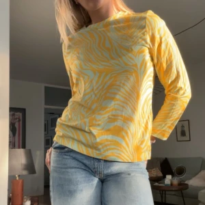 Mönstrad tröja från Stine Goya - Gul/grön mönstrad tröja från Stine Goya. Använd 1 gång. Nypris 1000 kr😍