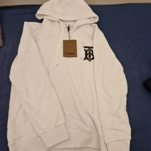 Vit burberrt hoodie - Jag har denna helt nya, snygga och bekväma burberry hoodien som jag har aldrig använt, kommer med tags. Anledningen till att jag säljer den är för den passar inte min storlek