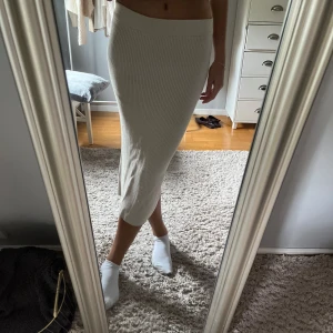 Långstickad kjol - Långstickad kjol i färgen beige. Från Gina tricot i storlek M men passar även S