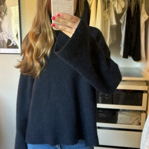 Stickad tröja - mörkblå tröja som är slutsåld på hemsidan i denna storlek💕